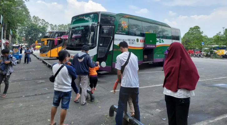 Penumpang di Terminal Bus Poris Plawad. (Fernando Toga)