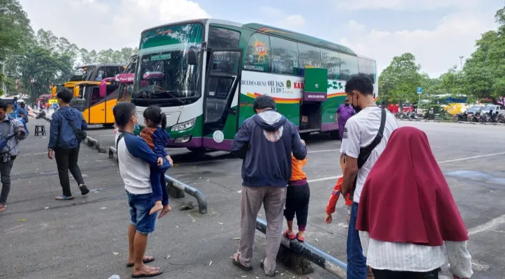 Penumpang yang berangkat dari  Terminal Bus Poris Plawad. (toga)