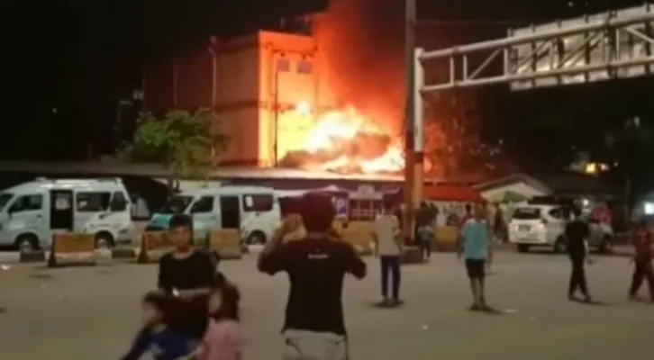 Kebakaran melanda sejumlah kios di Terminal Senen, Jakarta Pusat, Selasa, (18/5/2021). (@humasjakfire)