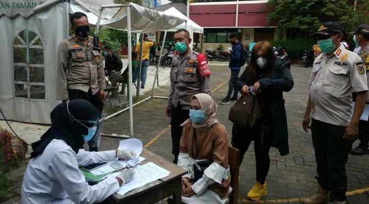 Ratusan warga Taman Sari, Jakarta Barat lakukan tws swab antigen secara gratis kepada warganya. (ist)