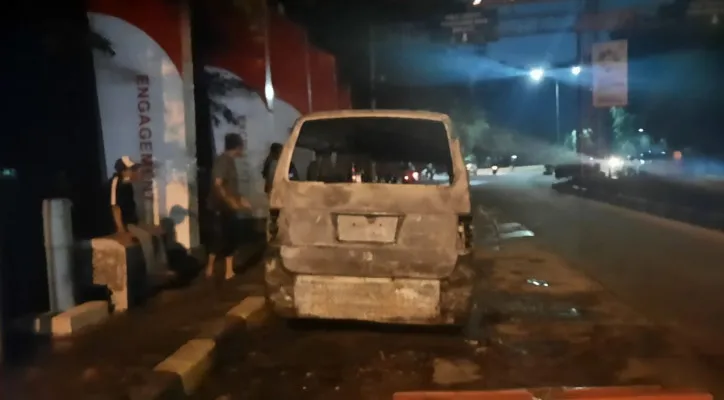 Mobil angkot yang hangus terbakar akibat korselting listrik. (foto: ist)