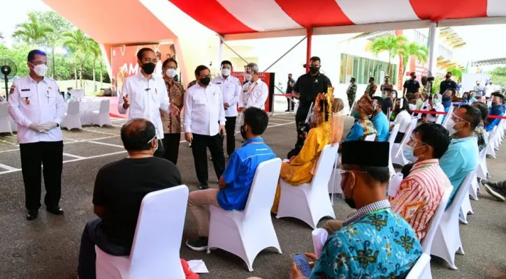 Presiden Joko Widodo saat meninjau pelaksanaan vaksinasi massal di Kepulauan Riau. (foto: ist)