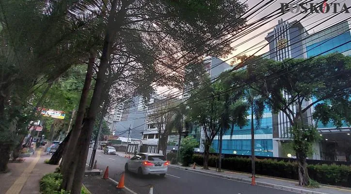 Kabel semrawut di Jalan Tanah Abang 1, Jakarta Pusat. (foto: cr05)