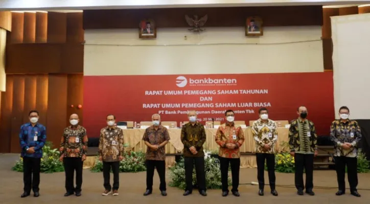 Jajaran komisaris dan direksi Bank Banten seusai melakukan RUPSLB. (foto: ist)