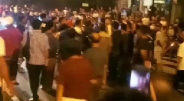 Ratusan warga ramai mendatangi Masjid Jami Al-Fudhola, Desa Curug Sangereng, Kecamatan Kelapa Dua, Kabupaten Tangerang, Rabu (19/5/2021) malam. (foto: ist)