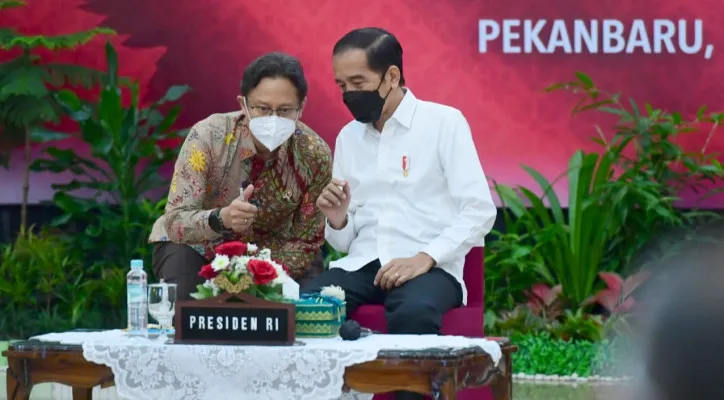 Presiden Joko Widodo dan Menkes Budi Gunadi Sadikin memakai masker untuk mencegah penularan Covid-19. (foto: ist)