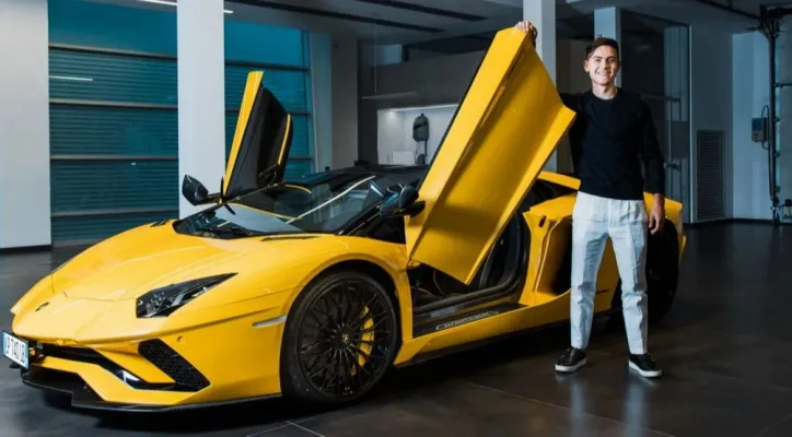 Setelah sukses mencetak 100 gol untuk Juventus, Paulo Dybala merayakannya dengan belanja supercar Lamborghini Aventador terbaru. [Foto/Carscroops.com]