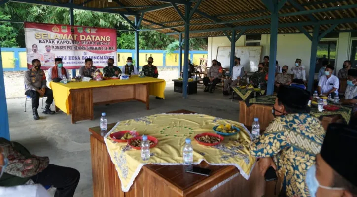 Warga menjalani tes swab antigen gratis di Kampung Tangguh Jaya Bojongmangu, Bekasi. (foto: ist)