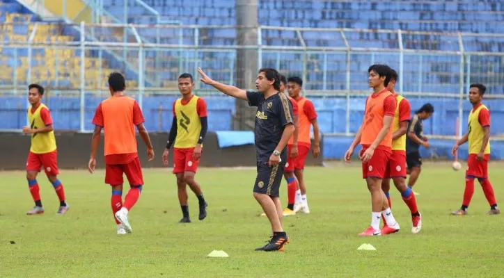 Eduardo Almeida saat memimpin tim Arema berlatih. (foto: Instagram/@eduardo_almeida_coach)