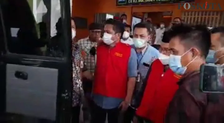 Mantan Kabiro Kesra Banten, Irvan Santoso dan mantan Ketua Tim Verifikasi, Toton Suriawinata saat akan dimasukkan kendaraan tahanan, Jumat (21/05/2021). (foto: rahmat haryono)