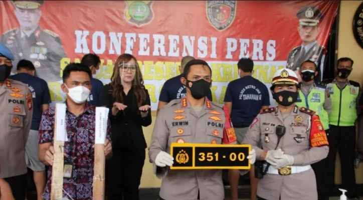 Pengemudi Toyota Fortuner berpelat polisi saat menyampaikan permintaan maaf. Polisi tunjukkan plat palsu. (Ifand)