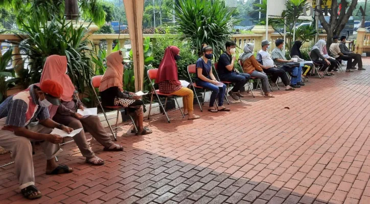 Polsek Tanjung Duren gencar melakukan tes swab antigen untuk warganya yang telah melaksanakan mudik Lebaran. (foto: poskota/cr01)