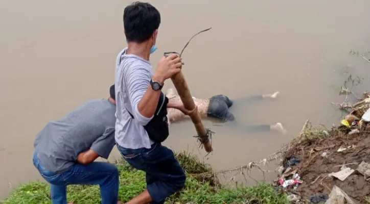 Mayat pria mengambang di aliran Sungai Cisadane, Kampung Pondok Dadap, Desa Kedaung Barat, Kecamatan Sepatan Timur, Kabupaten Tangerang. (ridsha)