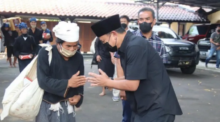 Kapolda Banten Irjen Pol Rudy Heriyanto Adi Nugroho saat menerima kasepuhan suku Baduy di rumah dinas. (foto: ist)