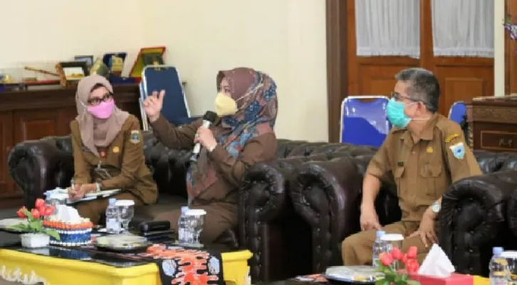 Bupati Pandeglang, Irna Narulita menghadiri rapat dengan Kepala Dinas Kelautan Provinsi Banten Eli Susiyanti, di Pendopo Pemkab Pandeglang, Senin (24/5/2021). (foto: ist)