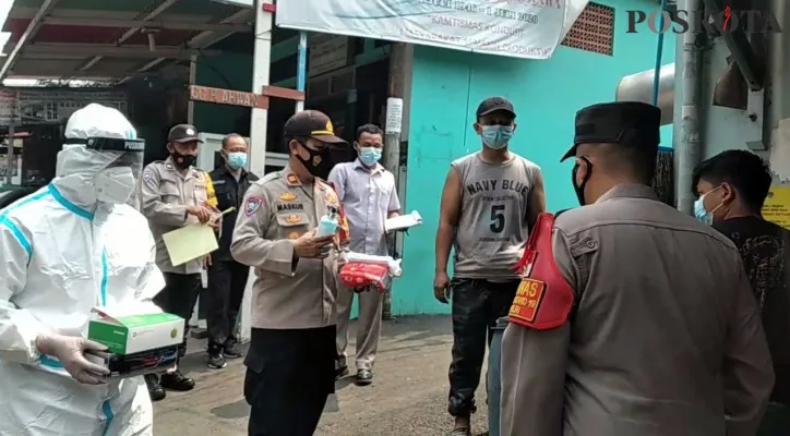 Jemput bola swab test antigen kepada pemudik yang ada di wilayah Duren Sawit. (foto: poskota/mochamad ifand)