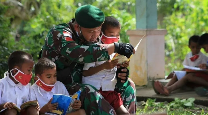 Perpustakaan keliling Satgas Yonarmed 6 Kostrad menjadi sarana untuk meningkatkan minat baca siswa di perbatasan. (foto: ist)