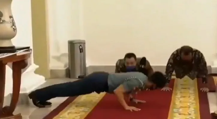 Mensesneg Pratikno Push Up 40 Kali (Foto: @jayalah.negriku/Instagram)