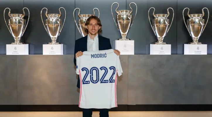 Luka Modric memperpanjang kontrak bersama Real Madrid. (foto: twitter/@lukamodric10)