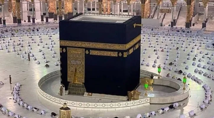 Tata cara pelaksaan Tawaf dalam Haji dan Umrah saat di Ka'bah (Instagram/@spanews)