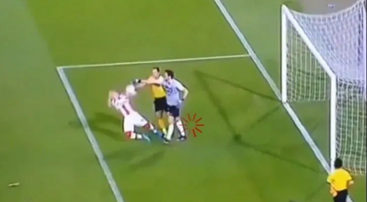 Insiden saat adu penalti Serbia Red Star vs Partizan, kiper Partizan Vladimir mendorongkan bola ke wajah Nikola hingga terjatuh. (foto: MarcaTV)