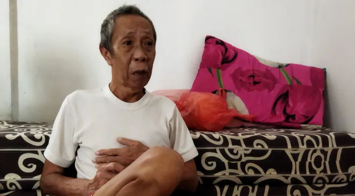 Abdul Hamid (74) atau dikenal sebagai Pak Ogah dalam serial anak-anak "Si Unyil" yang kini kondisinya sedang mengalami penyumbatan pembuluh  darah di otaknya. (cr02) 