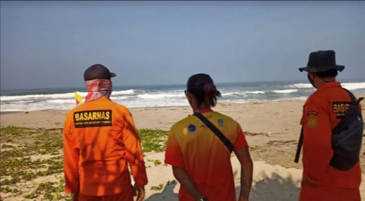 Tim SAR melakukan pencarian di Pantai Goa Langgir, Sawarna (foto: ist)