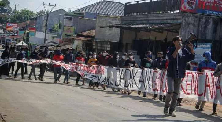 Aksi demonstrasi aliansi organisasi Gunung Kencana di Jalan Rangkasbitung-Malimping. (foto: yusuf permana)