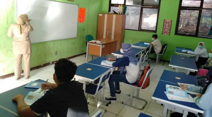 Pembelajaran tatap muka digelar di SMPN 2 Kota Bekasi. (foto: ist)