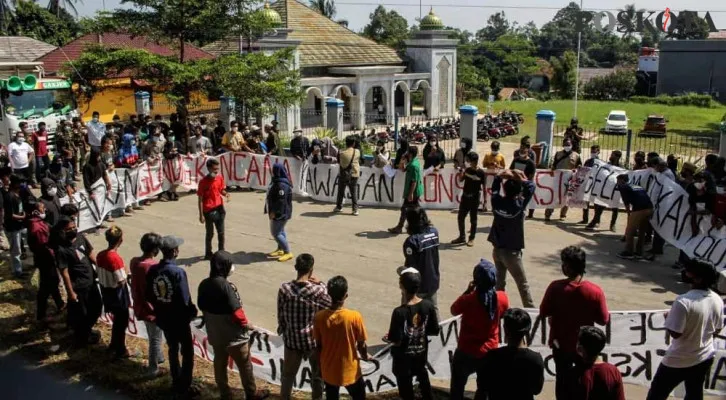 Aksi demonstrasi aliansi organisasi gunung kencana. (foto: yusuf permana)