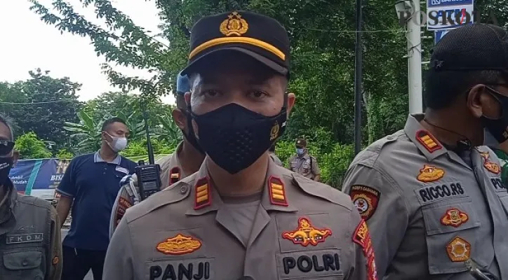 Kapolsek Pademangan, AKP Panji Ali Candra saat ditemui di lokasi unjuk rasa FSPMI di depan pergudangan utama PT Indomarco (Indomaret) cabang Jakarta, Ancol, Pademangan, Jakarta Utara. (foto: poskota/cahyono)