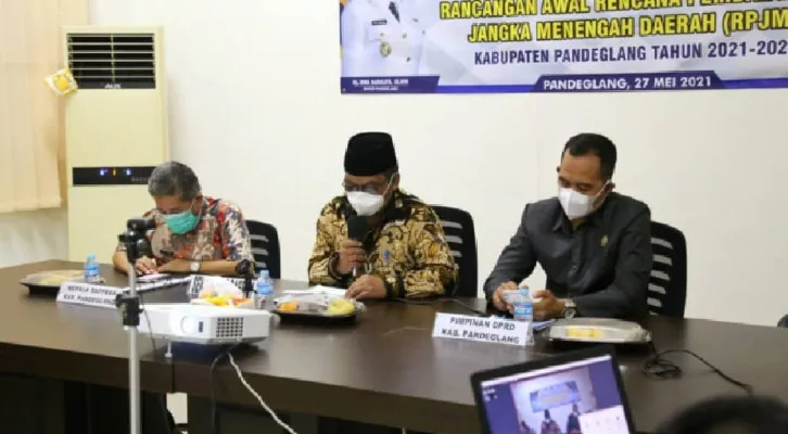 Bappeda Kabupaten Pandeglang menggelar Konsultasi Publik Rancangan Pembangunan Jangka Menengah Daerah (RPJMD) Kabupaten Pandeglang tahun 2021-2026 bertempat di Ruang Pintar, Kamis (27/5/2021).