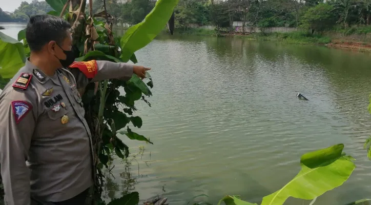 Petugas kepolisian Kapolsek Cipayung Kompol Tatik dan Kanit Lantas Polsek Cimanggis AKP Sulani melakukan pengecekan lokasi pesawat heli latih jatuh masuk ke dalam rawa sudah dipasang garis polisi. (angga)