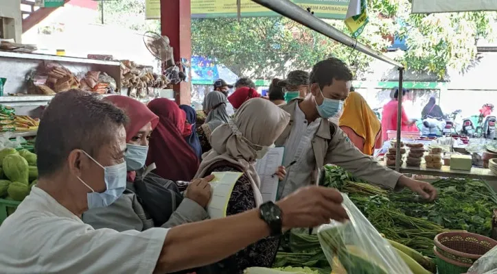 Petugas Sudin KPKP Jakarta Utara, sedang melakukan uji sampel makanan. (foto: ist)