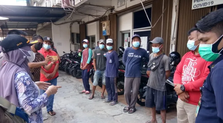 Penjemputan 7 warga Kelurahan Petojo Selatan untuk menjalani tes Swab antigen. (foto: ist)