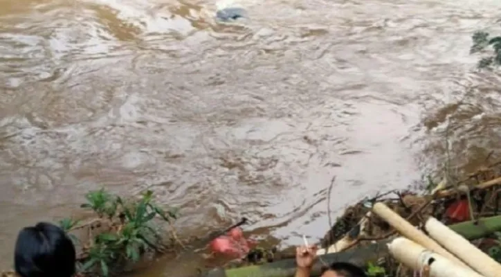 Sesosok mayat tanpa identitas yang mengambang di Kali Cipulir, Kebayoran Lama, Jaksel. (foto: ist)