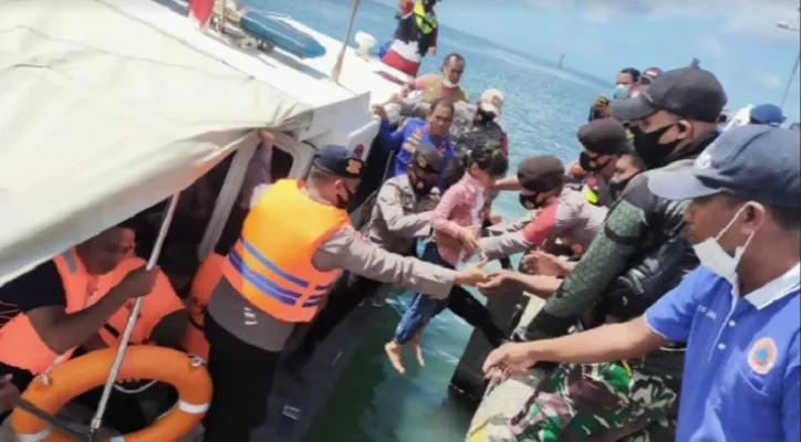 Kapal KM Karya Indah mengalami kebakaran di tengah lautan Maluku Utara. (foto: ist).