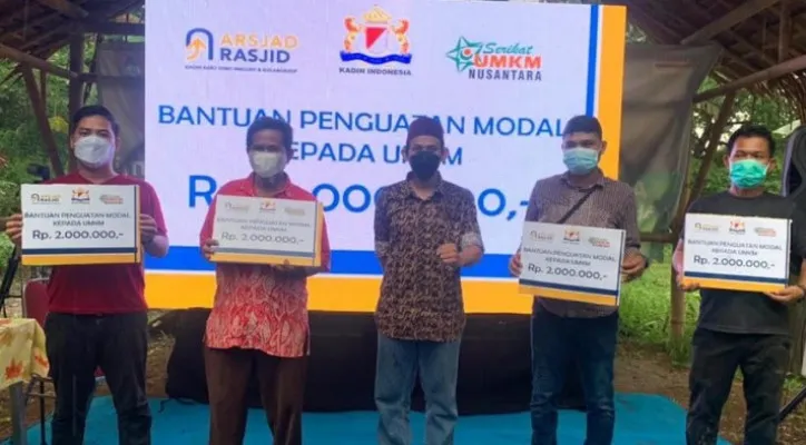 Bantuan kepada UMKM di Kabupaten Tangerang dari calon Ketua Umum Kadin Arsjad Rasjid.(foto: ist)