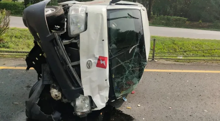 Mobil ekspedisi jungkir balik di Tol Tangerang-Merak. (foto: ist)