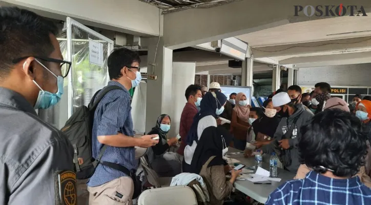 Sejumlah pengguna jasa penyeberangan saat memanfaatkan fasilitas tes GeNose di Pelabuhan Merak pascaberhentinya masa pengetatan. (foto: rahmat haryono)