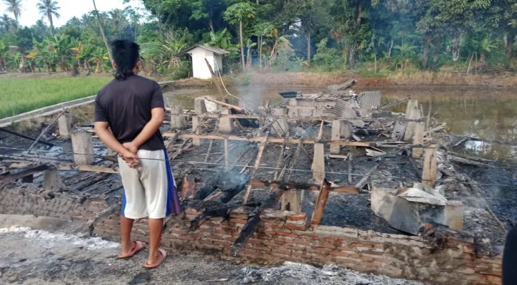 Kebakaran menghanguskan salah satu rumah di Malimping. (foto: ist)