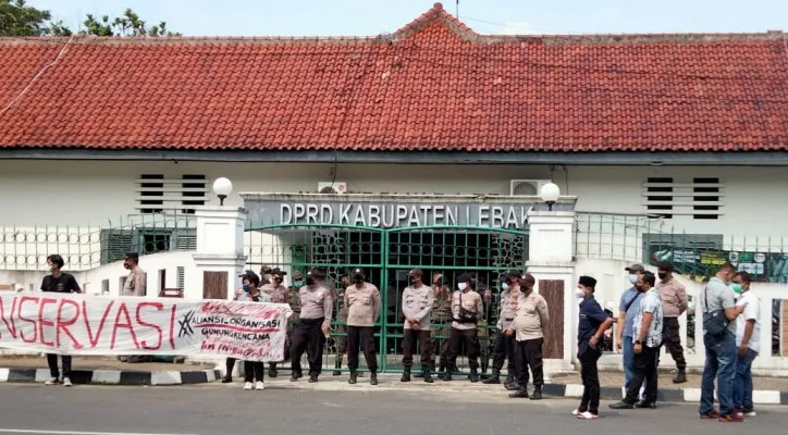 Massa membentangkan spanduk penolakan Raperda RTRW di Gedung DPRD Lebak. (ist)