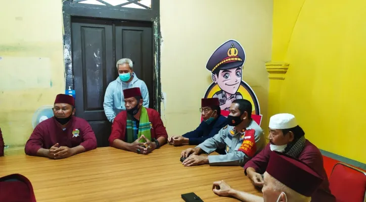 Polsek Palmerah menggelar pertemuan dengan Laskar Adat Betawi (LAB) di Polsek Palmerah. (foto: ist)