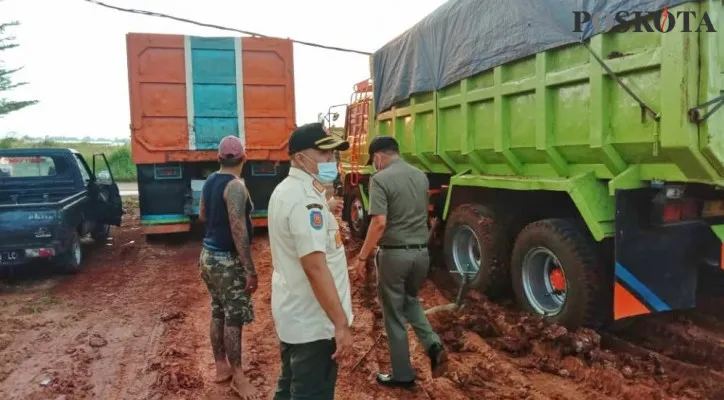 Kepala Satpol PP Kabupaten Tangerang, Fachrul Rozi memimpin penutupan aktivitas galian tanah ilegal, di Desa Bantar Panjang, Kecamatan Tigaraksa, Selasa (1/6/2021). (foto: ridsha vimanda)