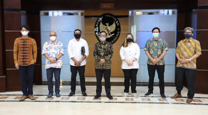 Menko Polhukam Mahfud MD saat menerima perwakilan alumni Universitas Indonesia (UI) bersama perwakilan Badan Eksekutif Mahasiswa (BEM) UI. (foto: ist)