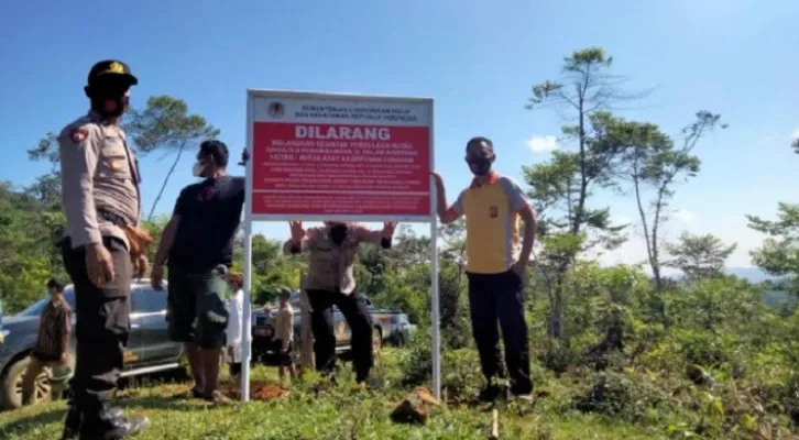 Pemasangan plang larangan penambangan dan pembalakan liar di kawasan Gunung Liman. (foto: ist)