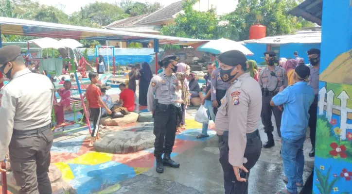 Personil satuan samapta polres serang tengah memantau lokasi wisata kolam renang dalam rangka KRYD protokol kesehatan. (ist)