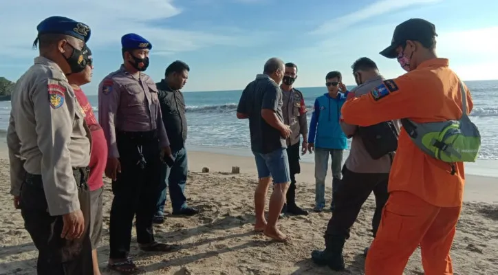 Personel Ditpolairud dan Tim Basarnas tengah melakukan upaya pencarian terhadap Maulana Rama yang dikabarkan tenggelam di Pantai Anyer, Serang, Banten. (foto: ist)