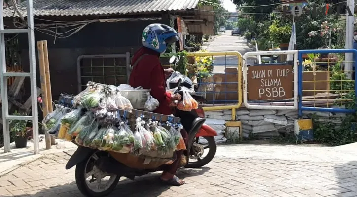 Akses jalan Kampung Sekarwangi diblokir. (Fernando Toga)