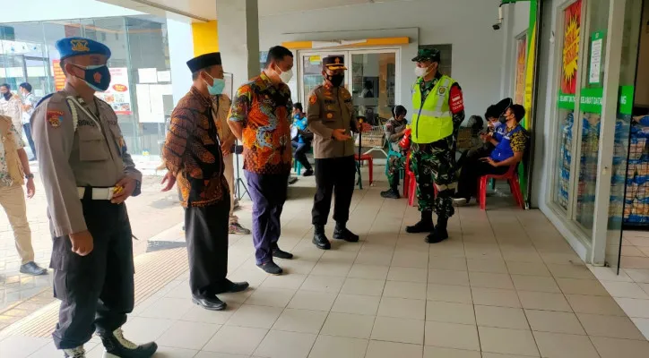 Personel Polri-TNI memantau prokes di gerai Giant, Cilegon. (haryono)